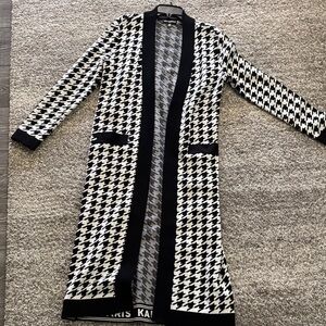 Karl Lagerfeld Black and White Houndstooth duster approximately 48in. Long.